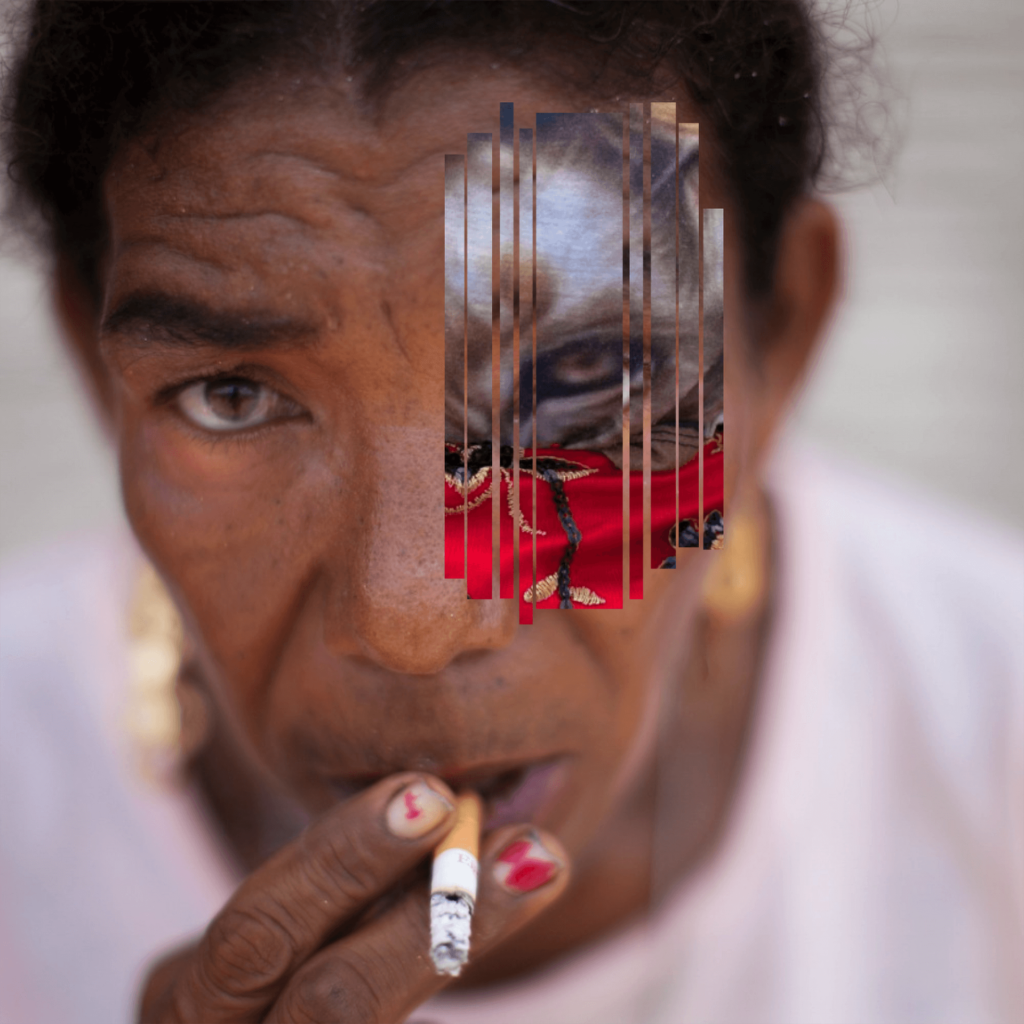 Retrato vertical colorido com uma colagem. Uma mulher negra fuma um cigarro que segura entre os dedos. Ela olha fixo para a frente, tem linhas de expressão na testa e os cabelos estão amarrados. Usa camiseta rosa, brincos longos dourados e esmalte vermelho descascado. No olho direito, tem uma colagem de parte da cara de um leão com o olhar penetrante. Sobre o focinho, um tecido vermelho, estampado em preto e dourado. Roteiro de audiodescrição: Claudia Guarnieri.
Consultoria: Cristiane Rufino.